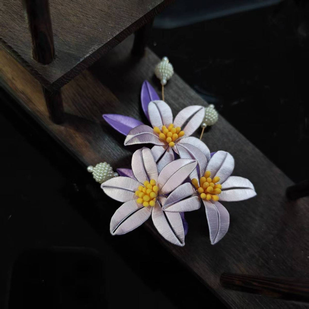 Handcrafted Floral Hair Clip with Pearls – Vintage-Inspired Hair Accessory🎁Handcrafted Details, Inspired by Timeless Beauty