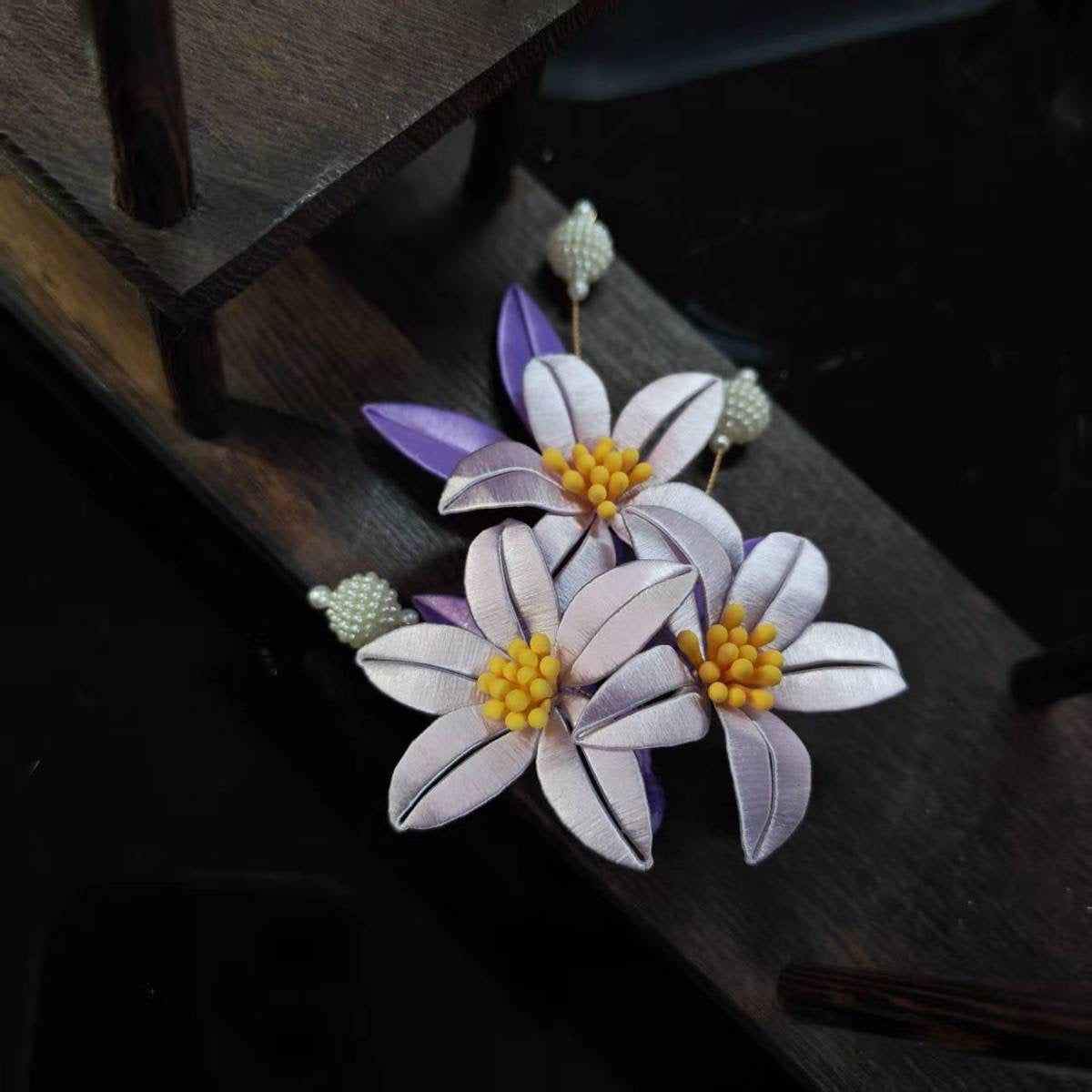 Handcrafted Floral Hair Clip with Pearls – Vintage-Inspired Hair Accessory🎁Handcrafted Details, Inspired by Timeless Beauty