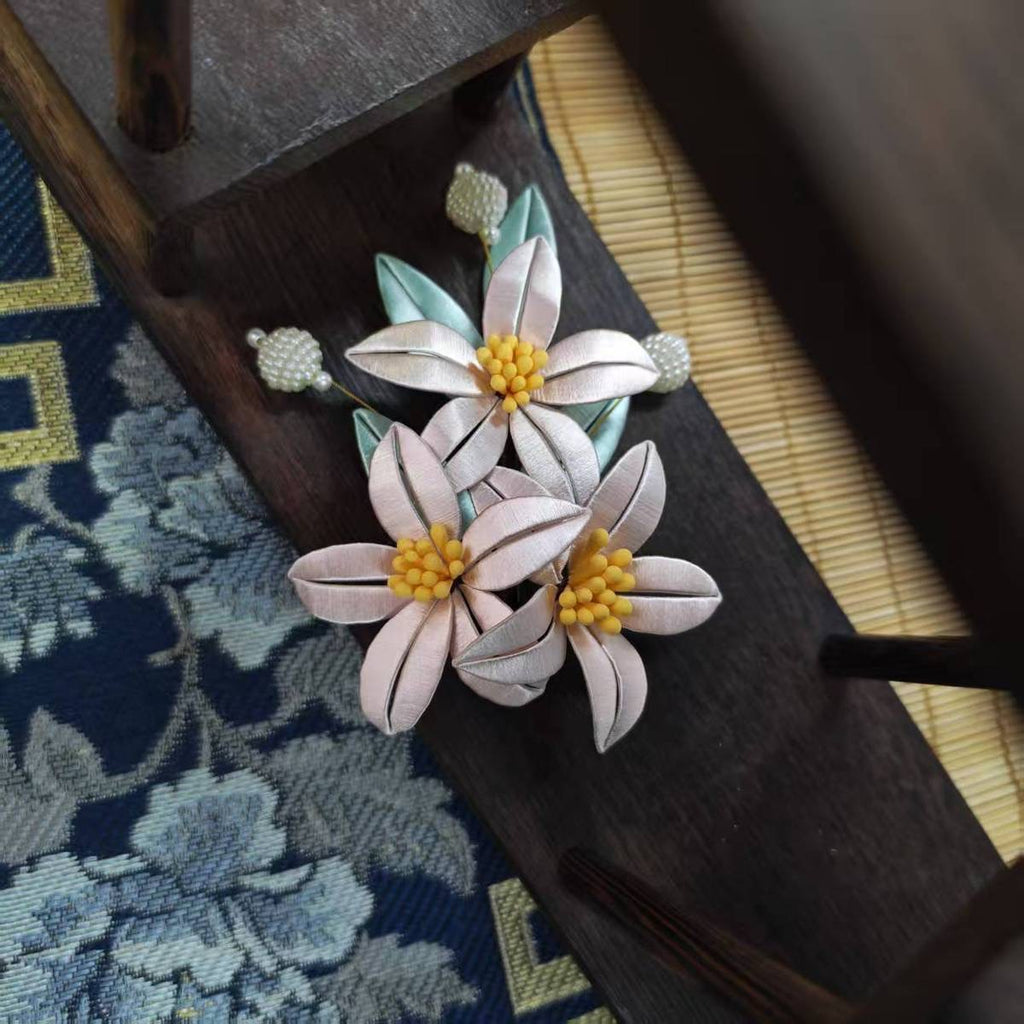 Handcrafted Floral Hair Clip with Pearls – Vintage-Inspired Hair Accessory🎁Handcrafted Details, Inspired by Timeless Beauty