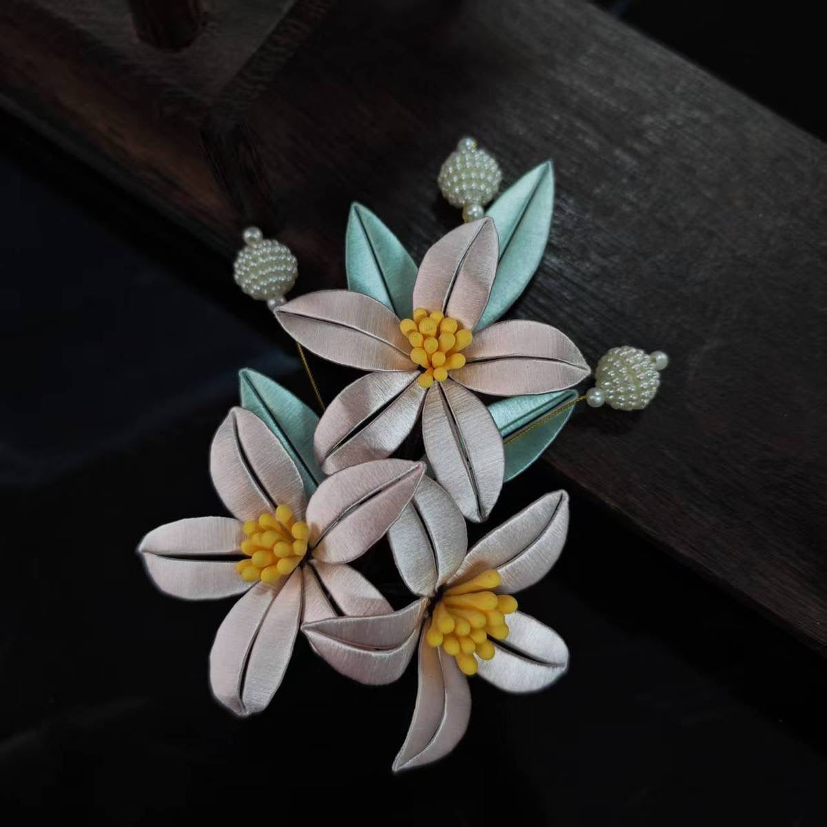 Handcrafted Floral Hair Clip with Pearls – Vintage-Inspired Hair Accessory🎁Handcrafted Details, Inspired by Timeless Beauty