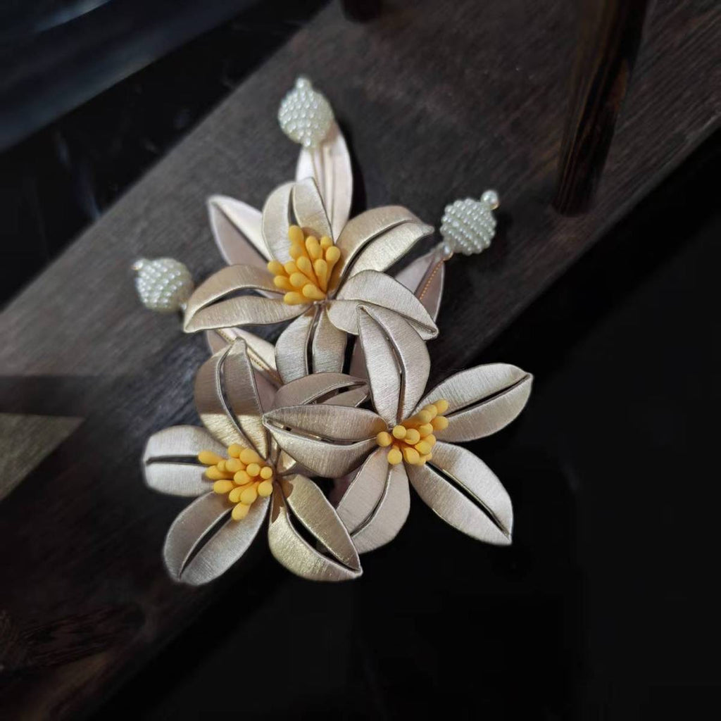 Handcrafted Floral Hair Clip with Pearls – Vintage-Inspired Hair Accessory🎁Handcrafted Details, Inspired by Timeless Beauty