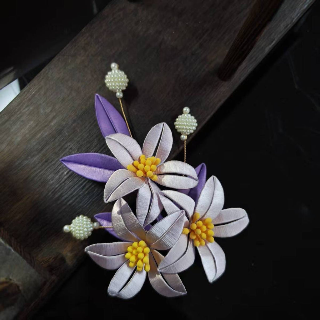 Handcrafted Floral Hair Clip with Pearls – Vintage-Inspired Hair Accessory🎁Handcrafted Details, Inspired by Timeless Beauty