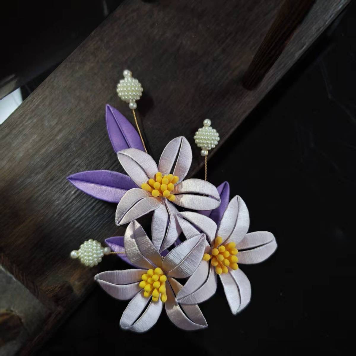 Handcrafted Floral Hair Clip with Pearls – Vintage-Inspired Hair Accessory🎁Handcrafted Details, Inspired by Timeless Beauty