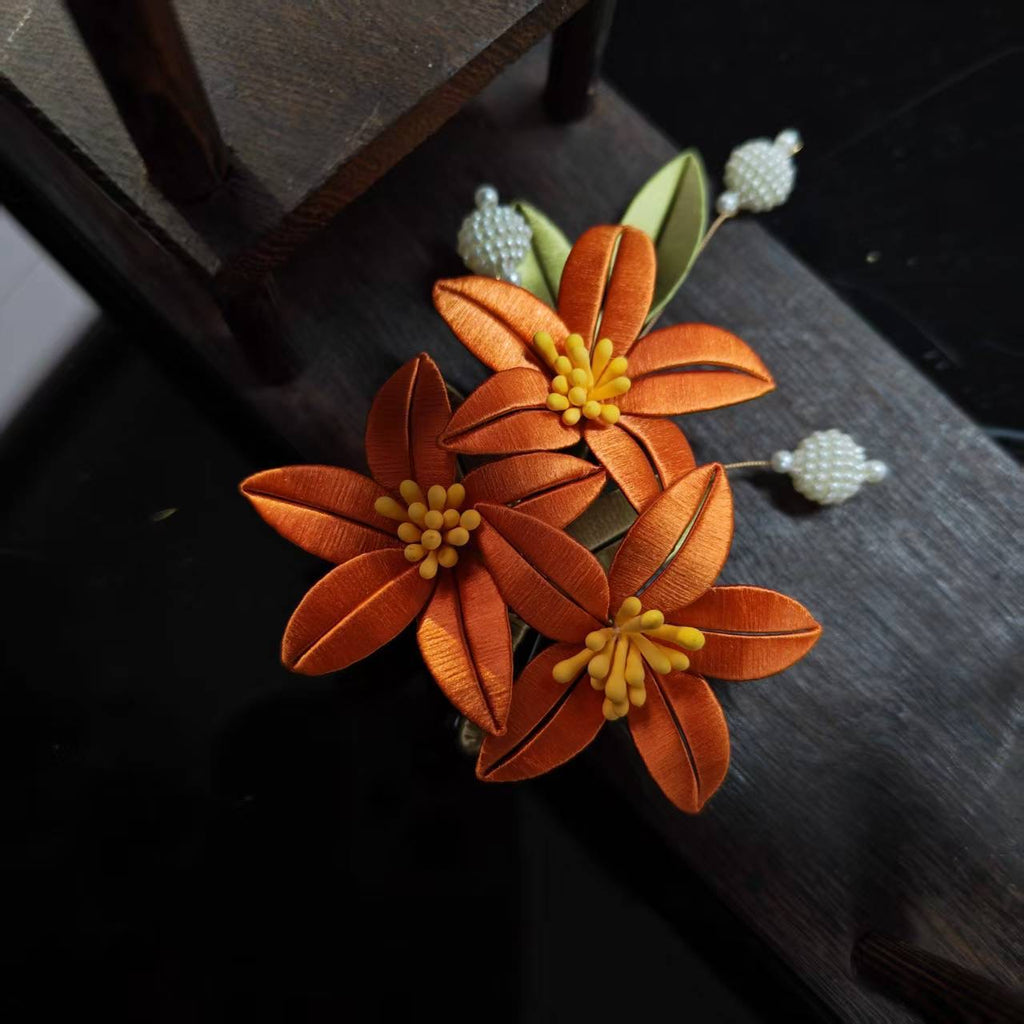 Handcrafted Floral Hair Clip with Pearls – Vintage-Inspired Hair Accessory🎁Handcrafted Details, Inspired by Timeless Beauty